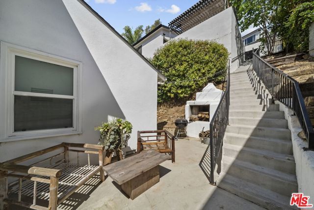 6295 Ivarene Avenue, Los Angeles, CA 90068