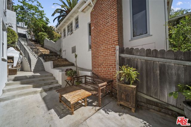 6295 Ivarene Avenue, Los Angeles, CA 90068