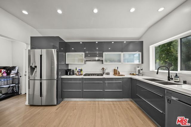 6295 Ivarene Avenue, Los Angeles, CA 90068