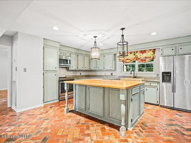 215 Wildwood Trace, Hattiesburg, MS 39402