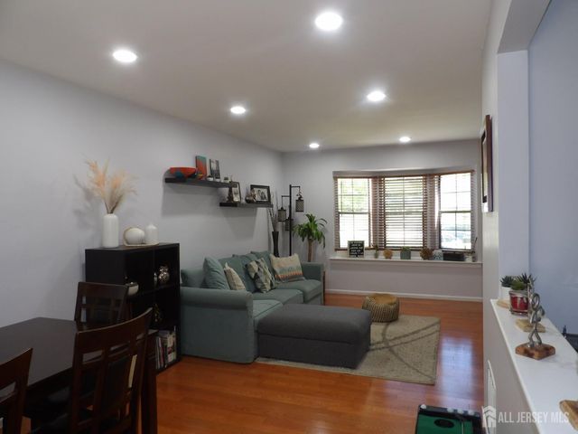 605 TIMBER OAKS Road, Edison, NJ 08820
