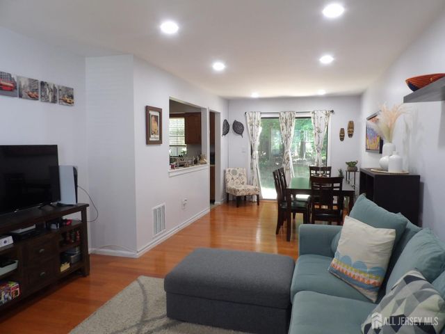 605 TIMBER OAKS Road, Edison, NJ 08820