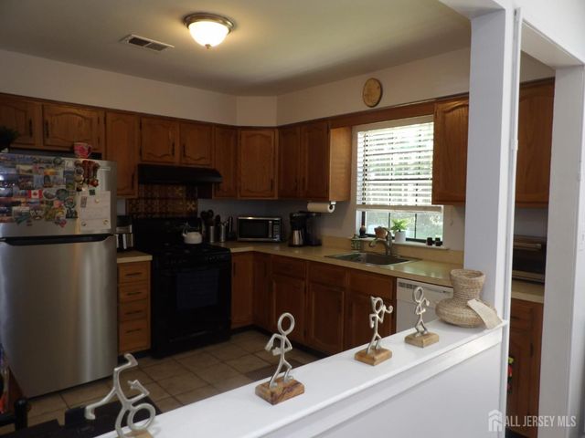 605 TIMBER OAKS Road, Edison, NJ 08820