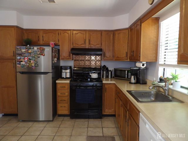 605 TIMBER OAKS Road, Edison, NJ 08820