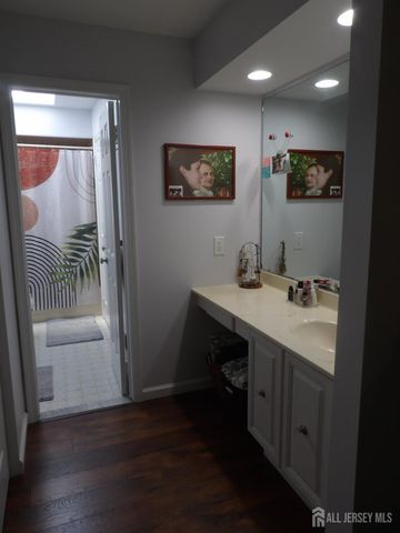 605 TIMBER OAKS Road, Edison, NJ 08820