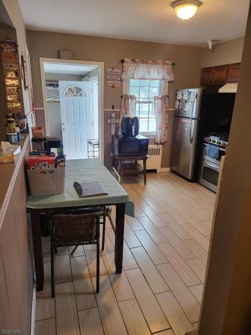 68 Echo Pl, Elmwood Park Boro, NJ 07407