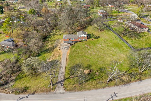 1320 Bellshire Dr, Nashville, TN 37207
