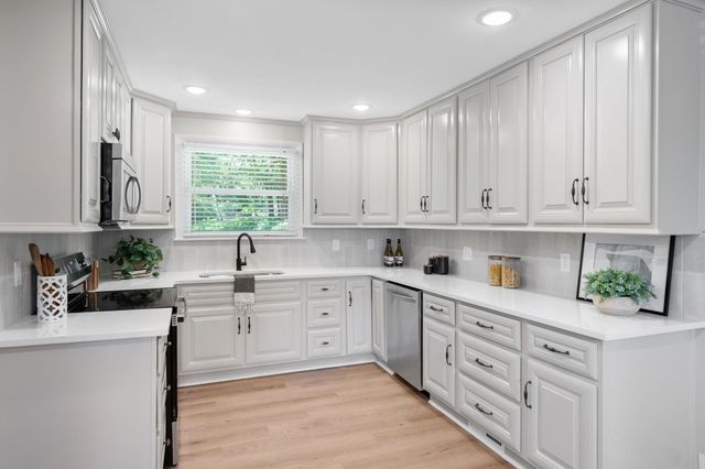 1320 Bellshire Dr, Nashville, TN 37207