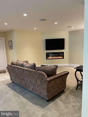 215 OAKWOOD LN, Phoenixville, PA 19460