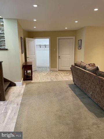 215 OAKWOOD LN, Phoenixville, PA 19460