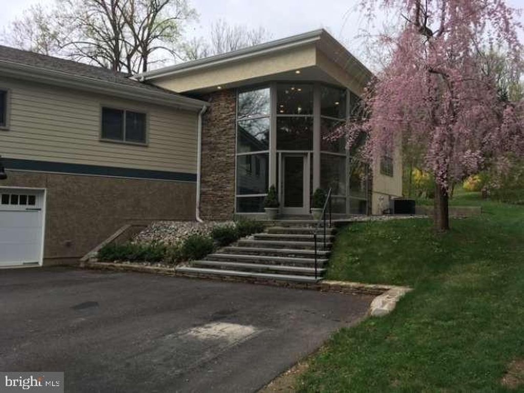 215 OAKWOOD LN, Phoenixville, PA 19460