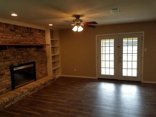 100 Lochness Lane, Benbrook, TX 76126