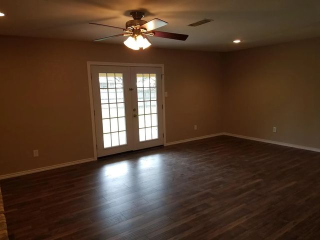 100 Lochness Lane, Benbrook, TX 76126