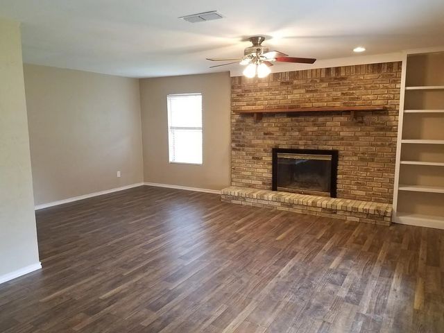 100 Lochness Lane, Benbrook, TX 76126