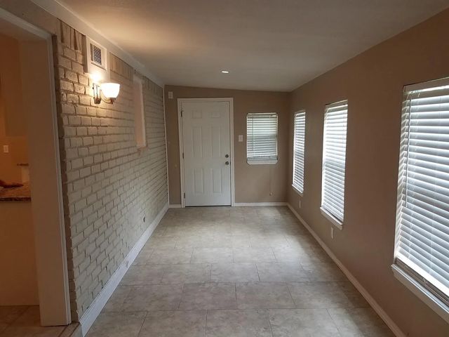 100 Lochness Lane, Benbrook, TX 76126