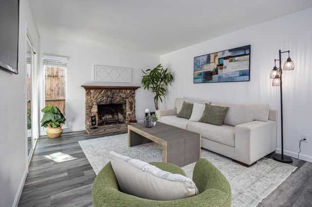 7156 Stanford Oak Dr, Sacramento, CA 95842