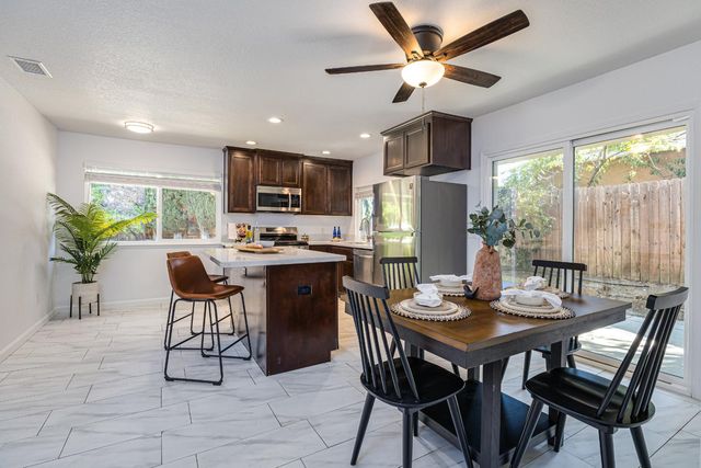 7156 Stanford Oak Dr, Sacramento, CA 95842