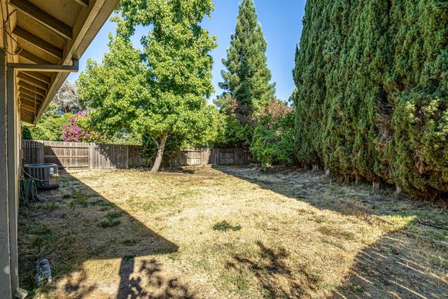 7156 Stanford Oak Dr, Sacramento, CA 95842