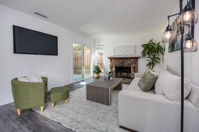 7156 Stanford Oak Dr, Sacramento, CA 95842