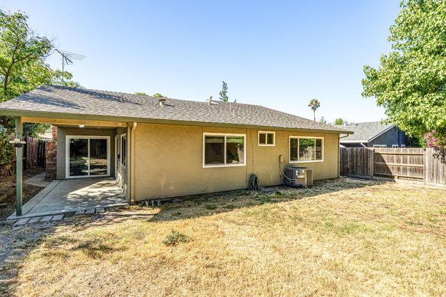 7156 Stanford Oak Dr, Sacramento, CA 95842