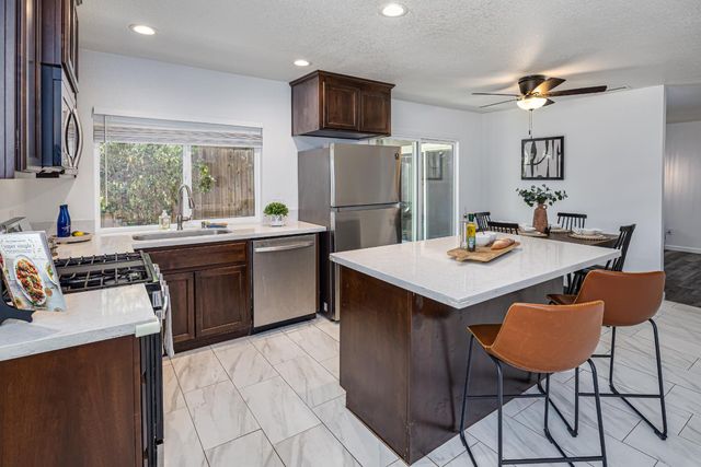 7156 Stanford Oak Dr, Sacramento, CA 95842