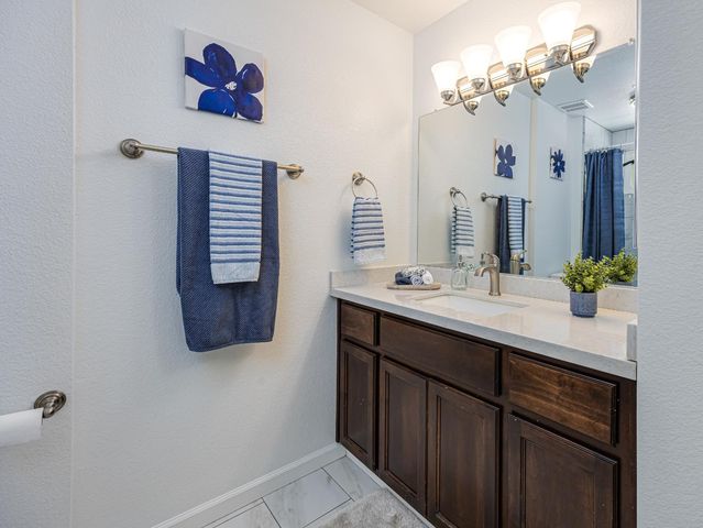 7156 Stanford Oak Dr, Sacramento, CA 95842