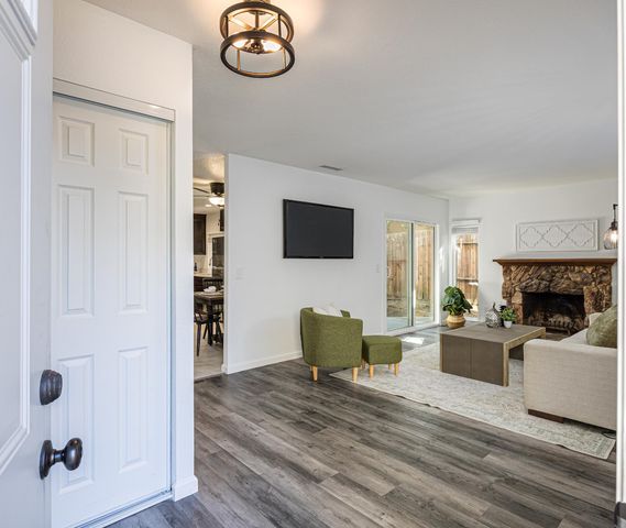 7156 Stanford Oak Dr, Sacramento, CA 95842