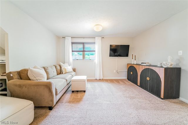 1376 Parkview Drive, Lyndhurst, OH 44124