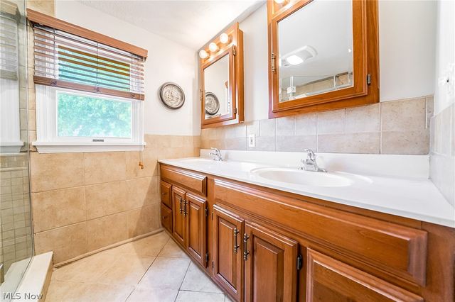 1376 Parkview Drive, Lyndhurst, OH 44124