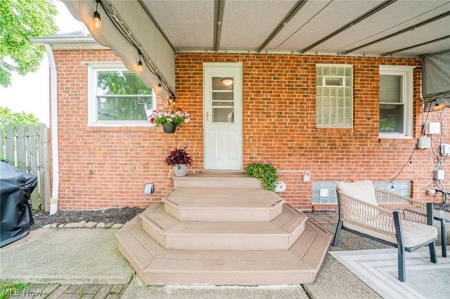 1376 Parkview Drive, Lyndhurst, OH 44124