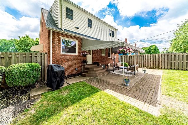 1376 Parkview Drive, Lyndhurst, OH 44124