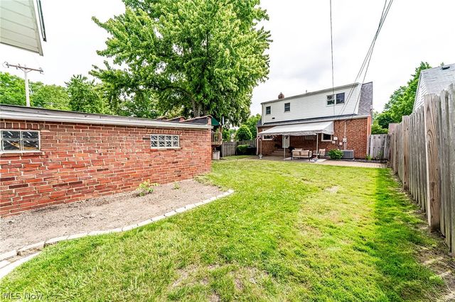 1376 Parkview Drive, Lyndhurst, OH 44124