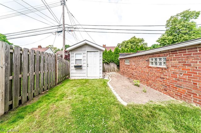 1376 Parkview Drive, Lyndhurst, OH 44124