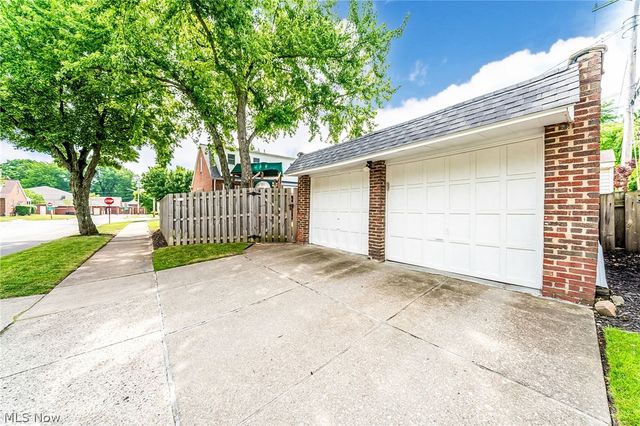 1376 Parkview Drive, Lyndhurst, OH 44124