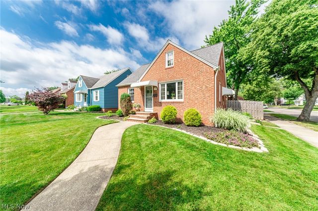 1376 Parkview Drive, Lyndhurst, OH 44124
