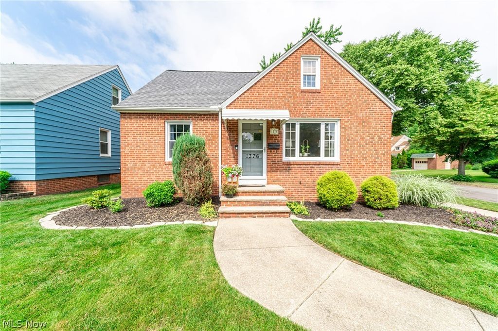 1376 Parkview Drive, Lyndhurst, OH 44124