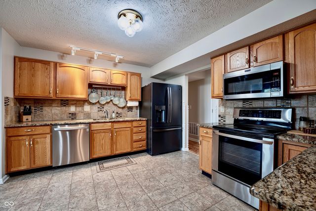 25 English Green, Westfield, IN 46074