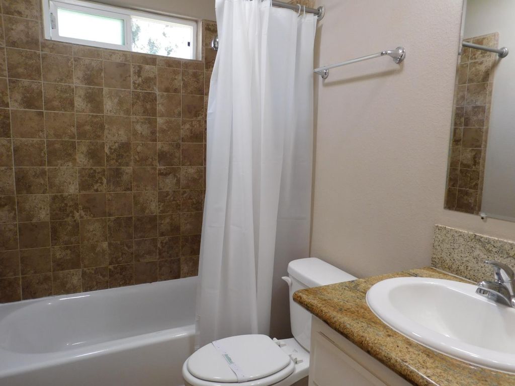 Image 11 of property listing at 3832 E Ashcroft Ave, Fresno, CA 93726