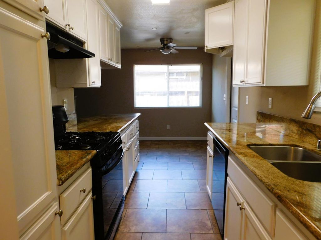 Image 4 of property listing at 3832 E Ashcroft Ave, Fresno, CA 93726