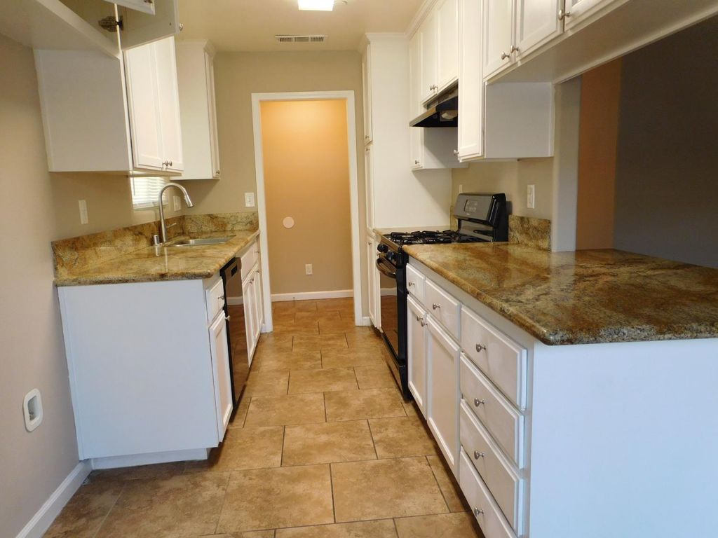 Image 5 of property listing at 3832 E Ashcroft Ave, Fresno, CA 93726
