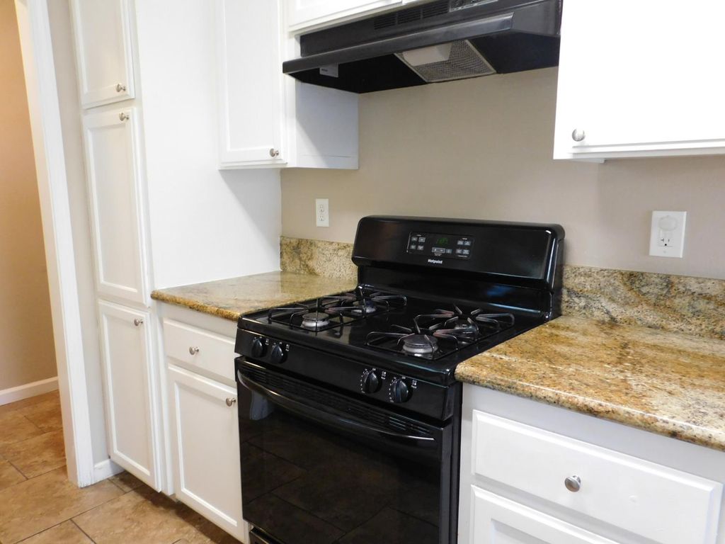 Image 6 of property listing at 3832 E Ashcroft Ave, Fresno, CA 93726