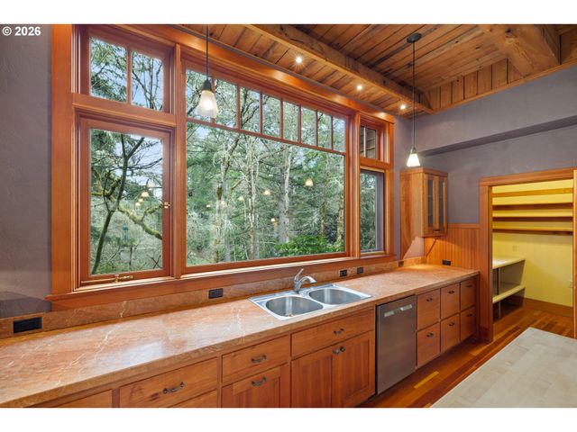 4040 SOUTHPOINTE Dr, Eugene, OR 97405