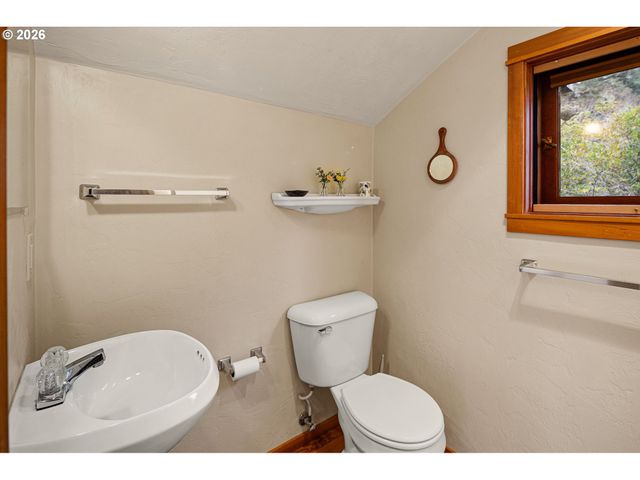 4040 SOUTHPOINTE Dr, Eugene, OR 97405