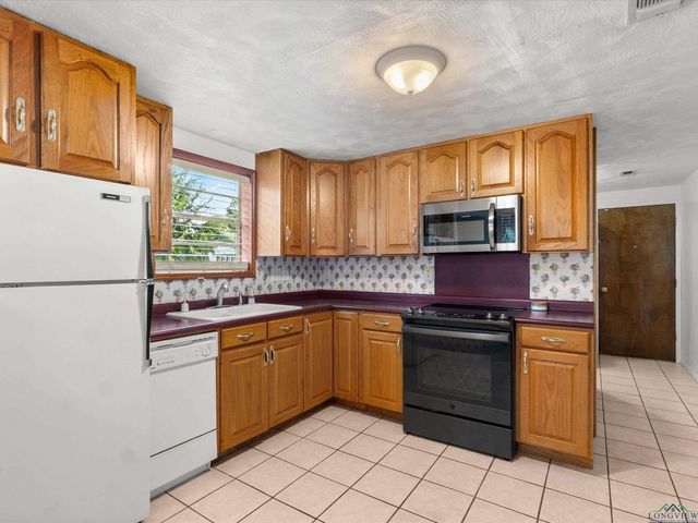 210 GILBERT ST, Lone Star, TX 75568