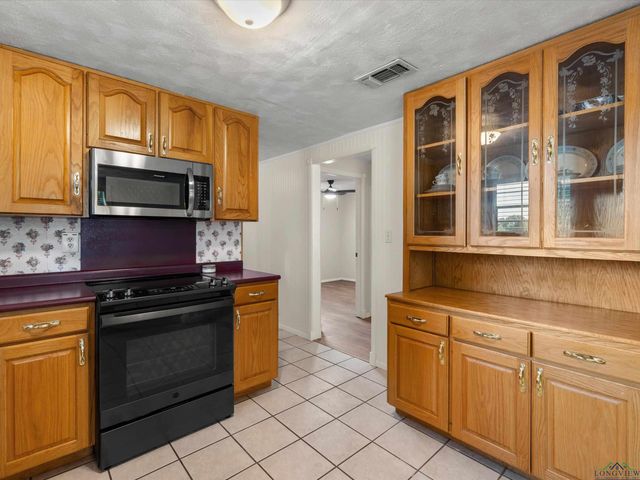 210 GILBERT ST, Lone Star, TX 75568