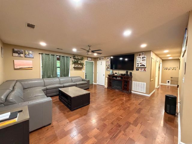 7707 Samples Road, Benton, AR 72019