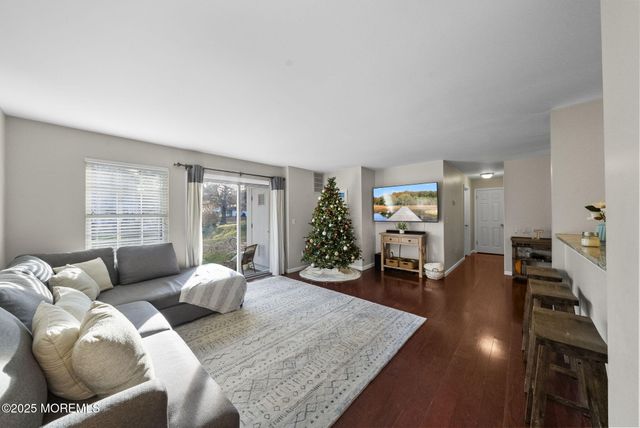 7 Basset Court, Tinton Falls, NJ 07753