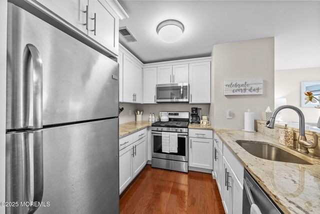 7 Basset Court, Tinton Falls, NJ 07753