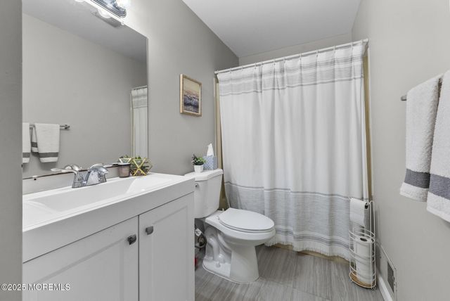 7 Basset Court, Tinton Falls, NJ 07753