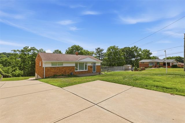 5229 Meadowcrest Rd, Baldwin Boro, PA 15236